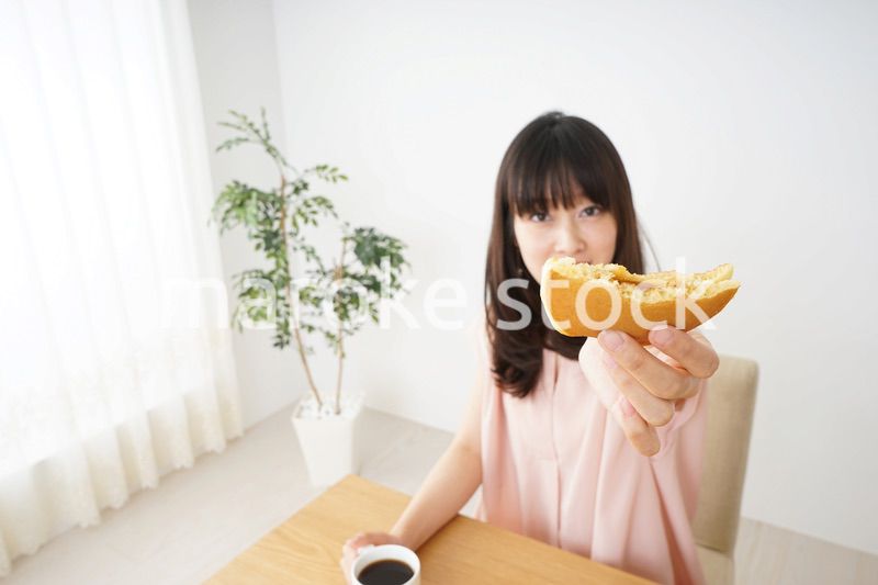朝食を食べる若い女性