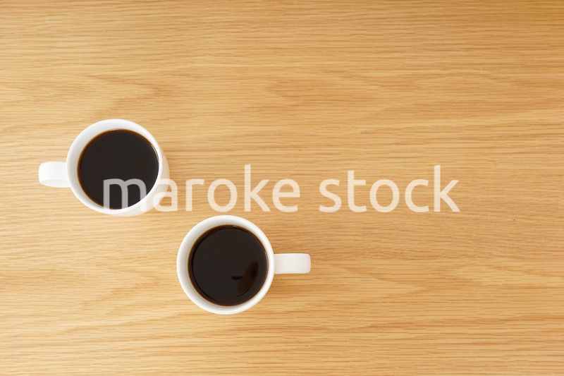 カフェでリラックスをする若い女性