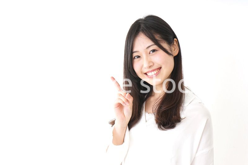 ポイントを指差す若い女性