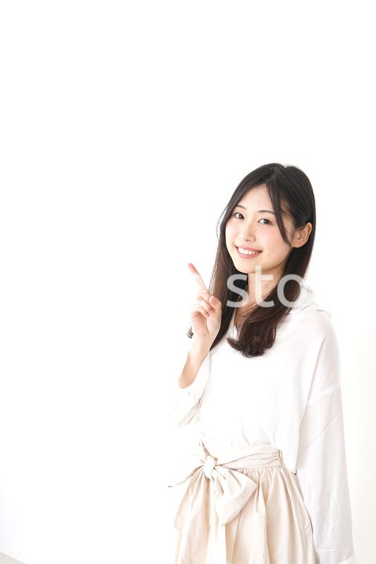 ポイントを指差す若い女性