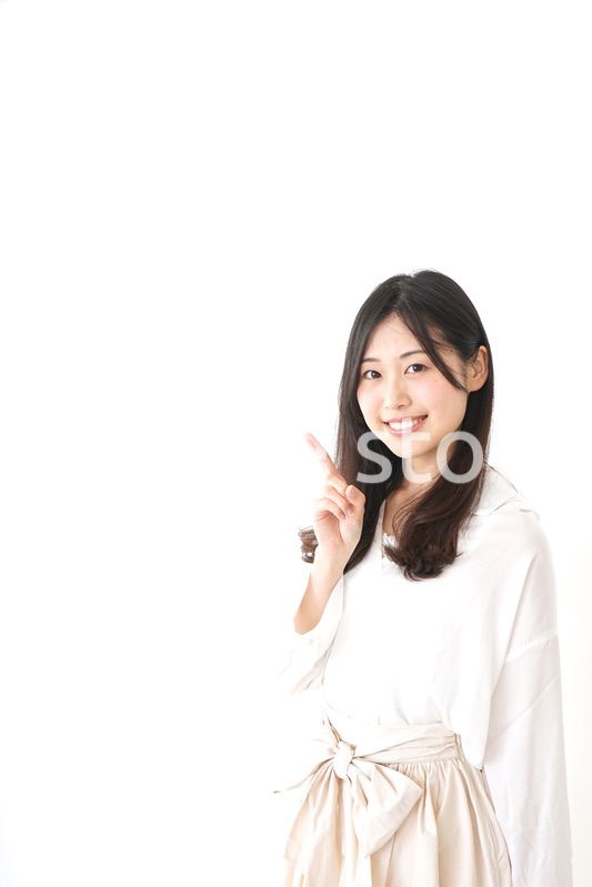 ポイントを指差す若い女性