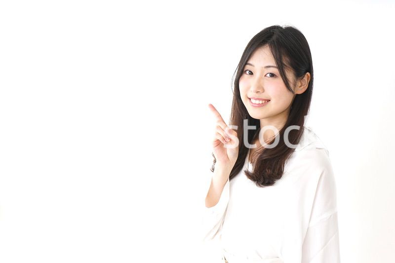 ポイントを指差す若い女性