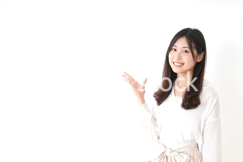 ポイントを指差す若い女性