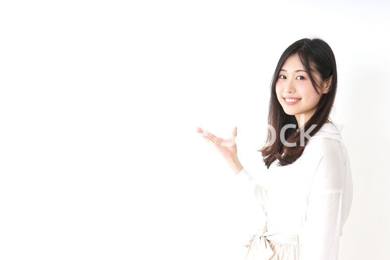 ポイントを指差す若い女性