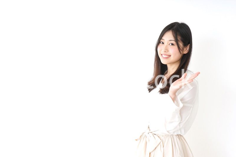 ポイントを指差す若い女性