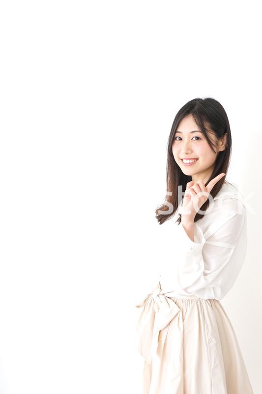 ポイントを指差す若い女性