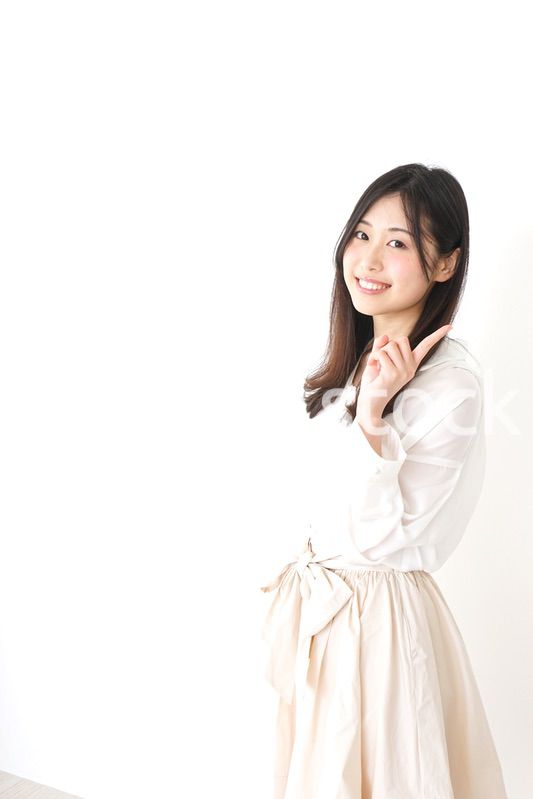 ポイントを指差す若い女性