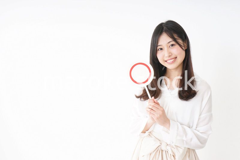 丸印を示す若い女性