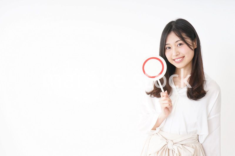 丸印を示す若い女性