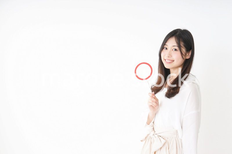 丸印を示す若い女性
