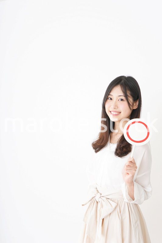 丸印を示す若い女性