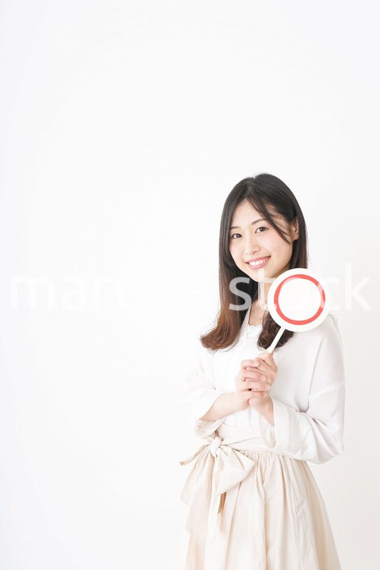 丸印を示す若い女性
