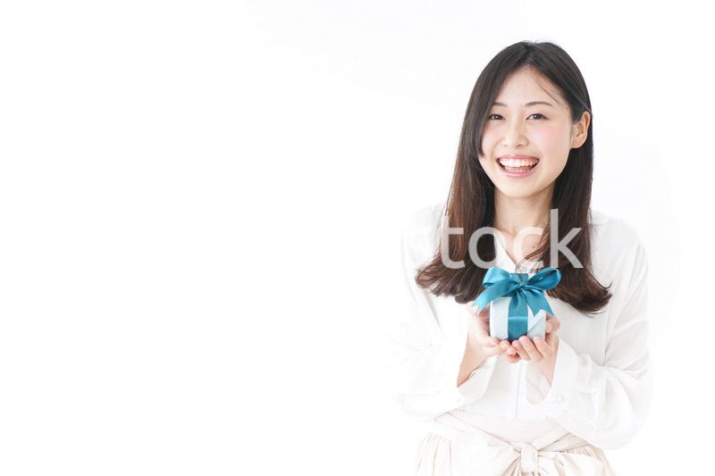 プレゼントと若い女性