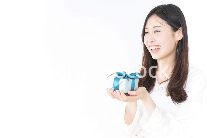 プレゼントと若い女性