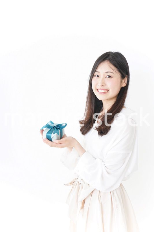 プレゼントと若い女性