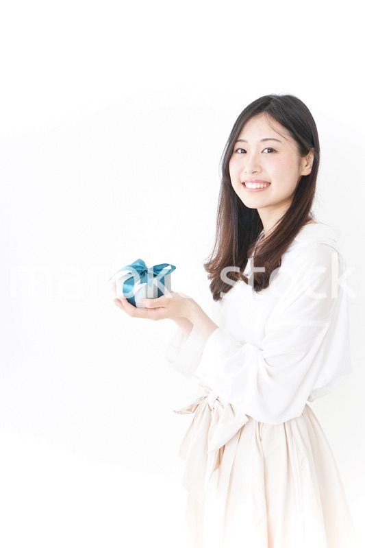 プレゼントと若い女性