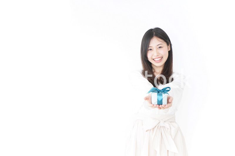 プレゼントと若い女性