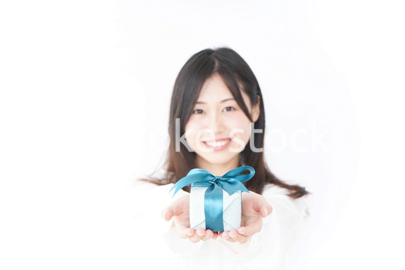 プレゼントと若い女性