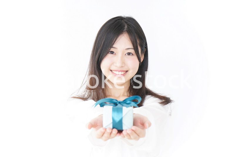 プレゼントと若い女性