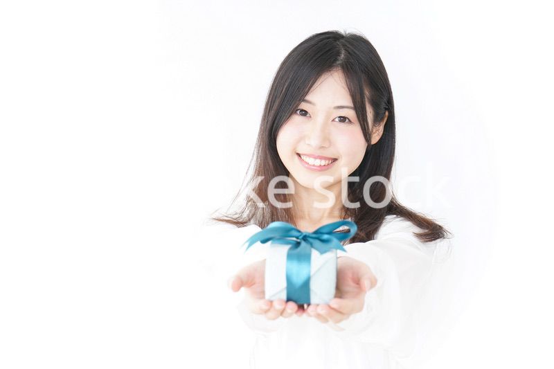 プレゼントと若い女性