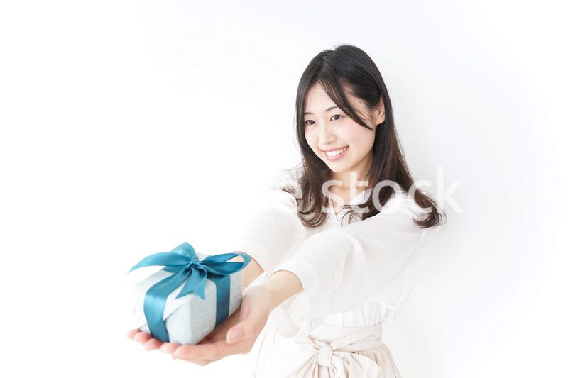 プレゼントと若い女性
