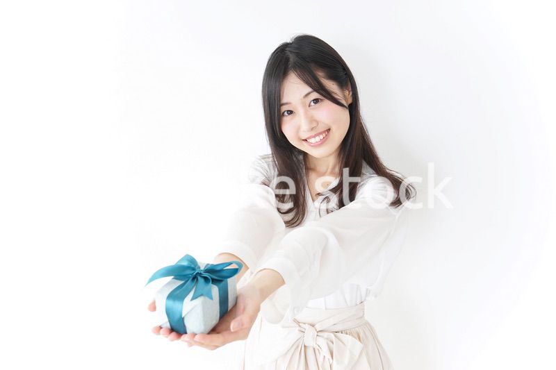 プレゼントと若い女性