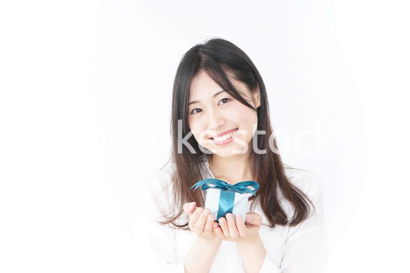 プレゼントと若い女性