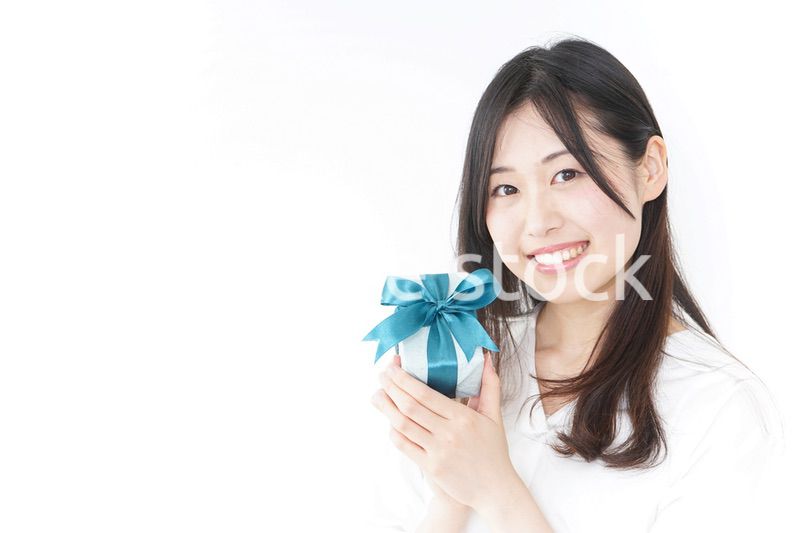 プレゼントと若い女性