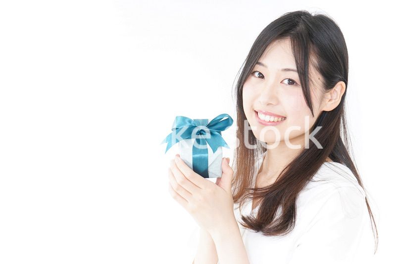 プレゼントと若い女性