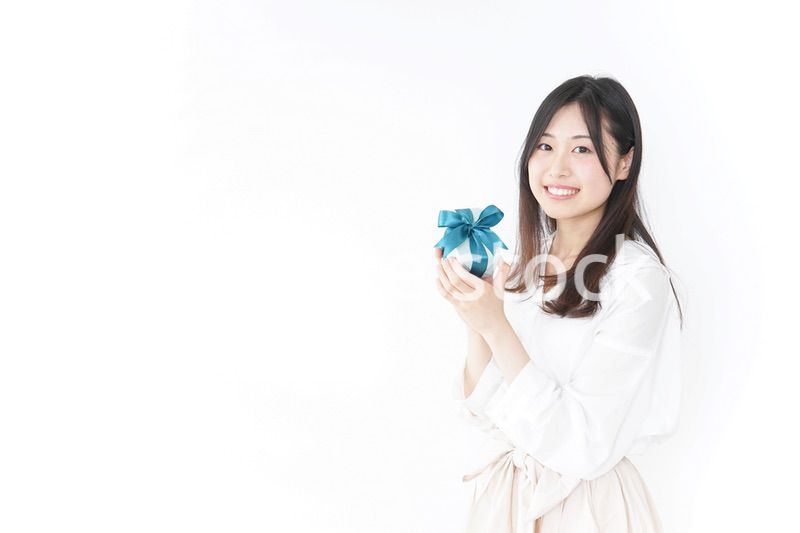 プレゼントと若い女性