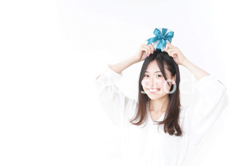 プレゼントと若い女性