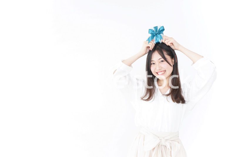 プレゼントと若い女性