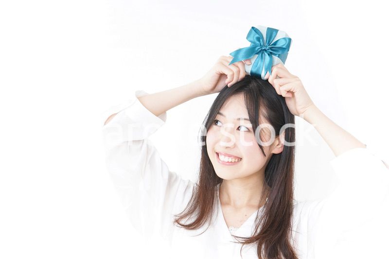 プレゼントと若い女性