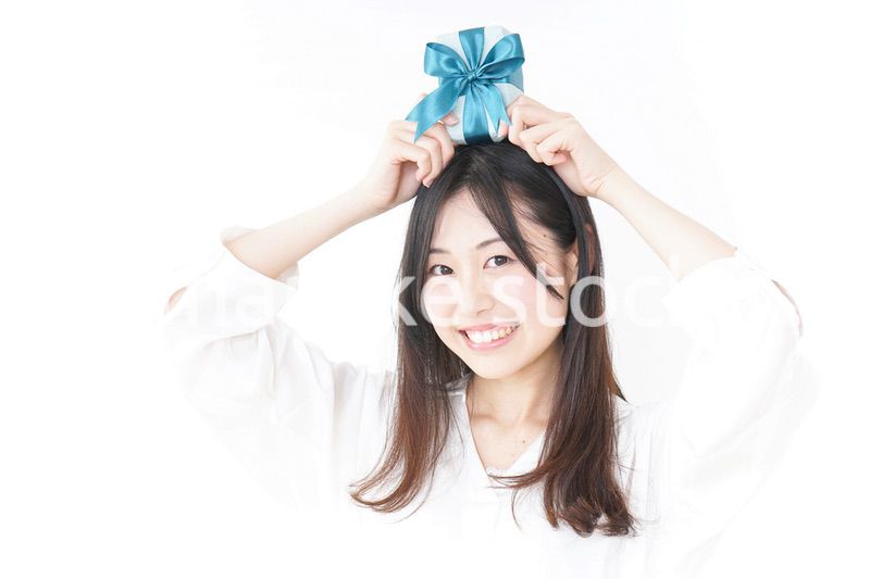 プレゼントと若い女性