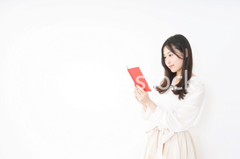 メモを取る若い女性