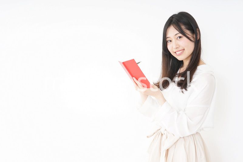 メモを取る若い女性