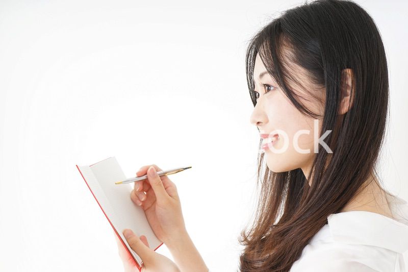 メモを取る若い女性