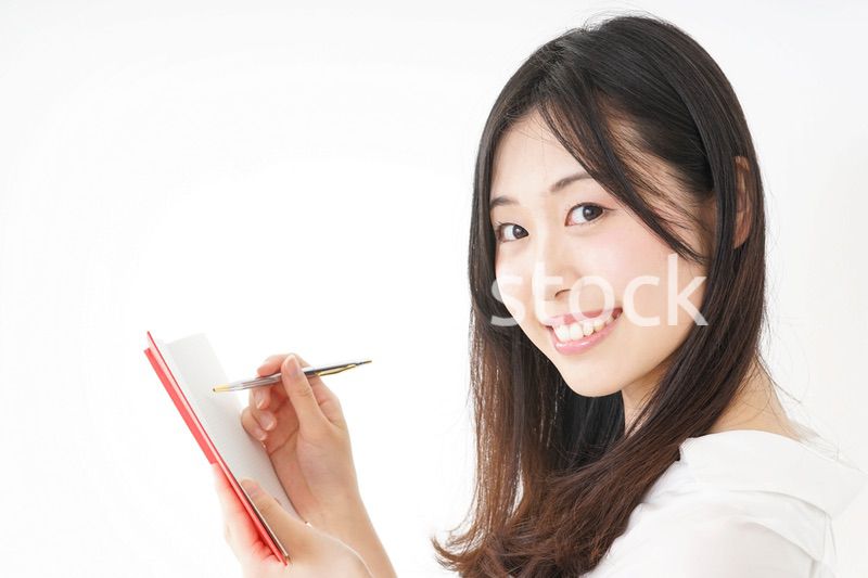 メモを取る若い女性