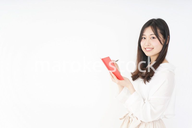 メモを取る若い女性