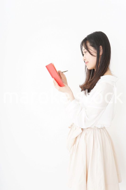 メモを取る若い女性