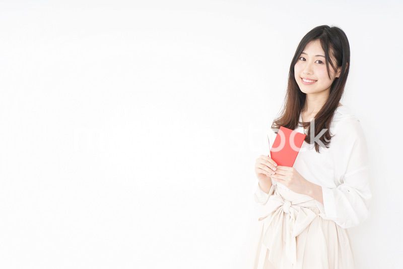 メモを取る若い女性