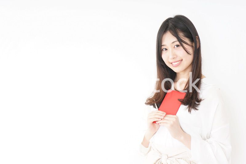 メモを取る若い女性