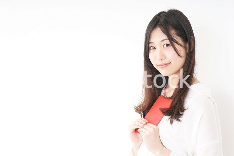 メモを取る若い女性