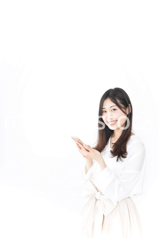 笑顔でスマホを使う若い女性