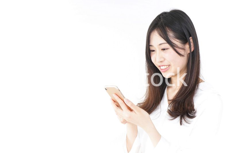 笑顔でスマホを使う若い女性