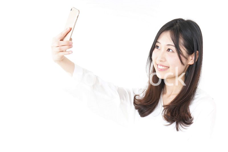 自撮りをする若い女性
