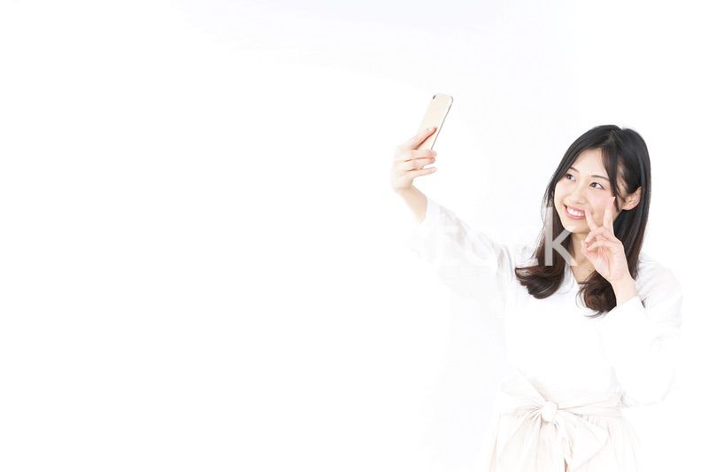 自撮りをする若い女性