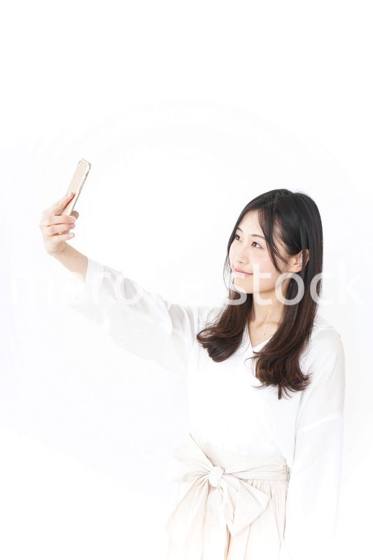自撮りをする若い女性