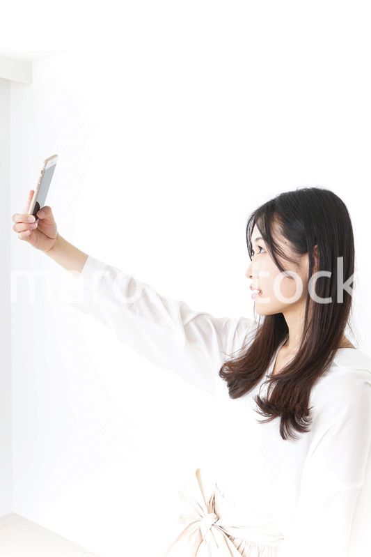 自撮りをする若い女性