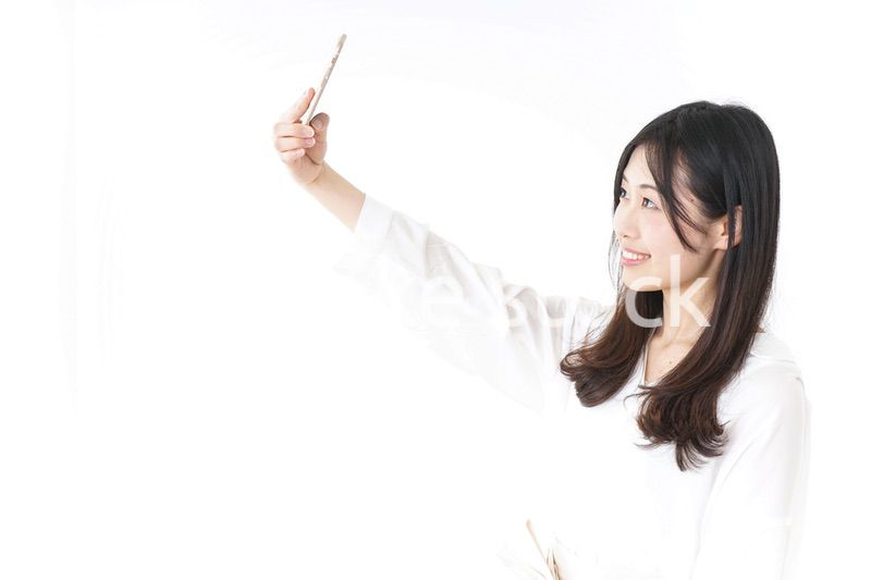 自撮りをする若い女性